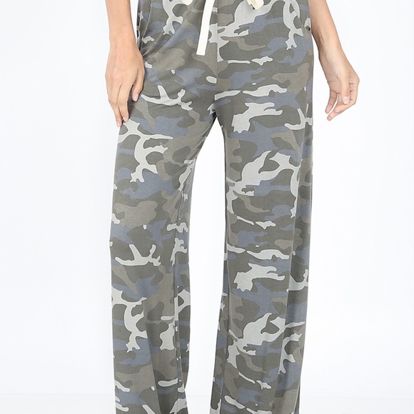 Flowy camouflage lounge pants with side pockets. - Picture 3 of 3